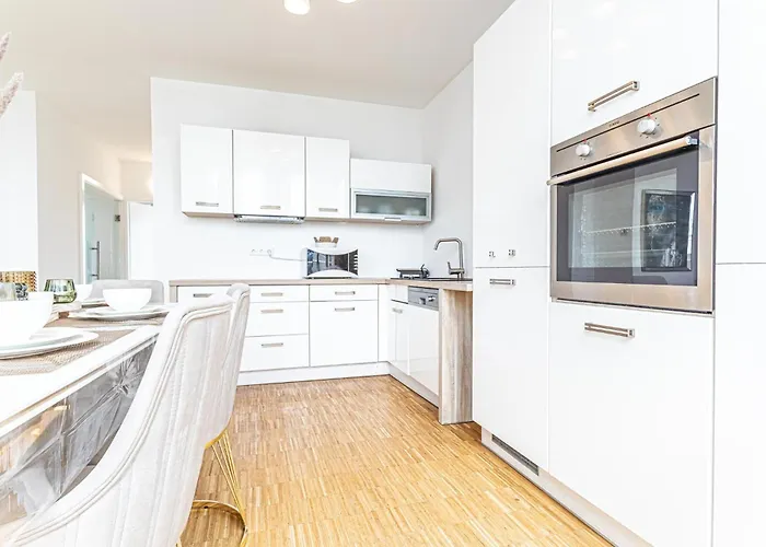 Comfy 3 Bedroom With Living And Balcony Near Park Wenen