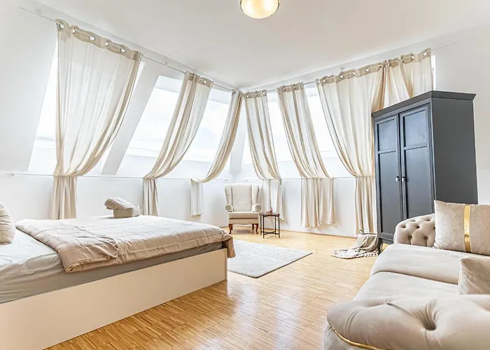 Comfy 3 Bedroom With Living And Balcony Near Park Appartement Wenen