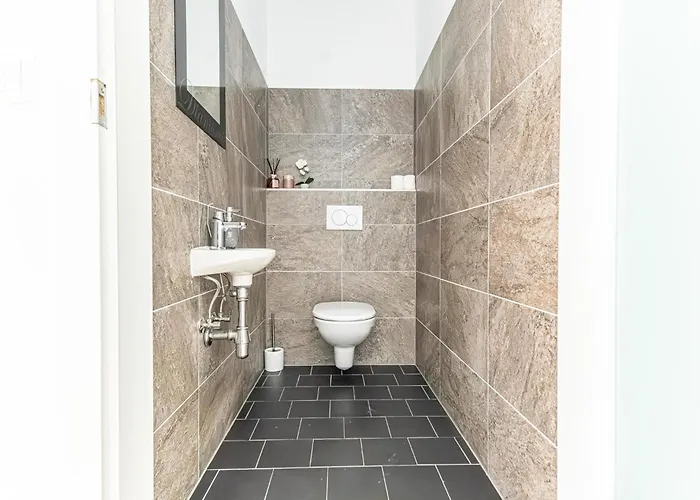 Comfy 3 Bedroom With Living And Balcony Near Park *
