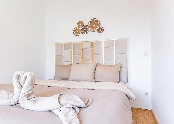 Comfy 3 Bedroom With Living And Balcony Near Park Wenen