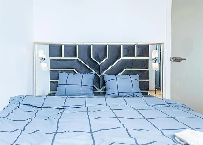 Comfy 3 Bedroom With Living And Balcony Near Park