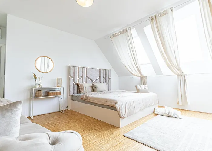 Appartement Comfy 3 Bedroom With Living And Balcony Near Park