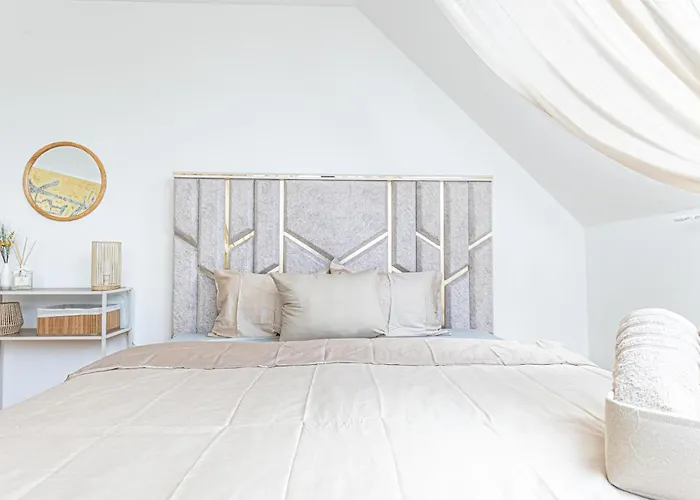 Comfy 3 Bedroom With Living And Balcony Near Park Appartement *