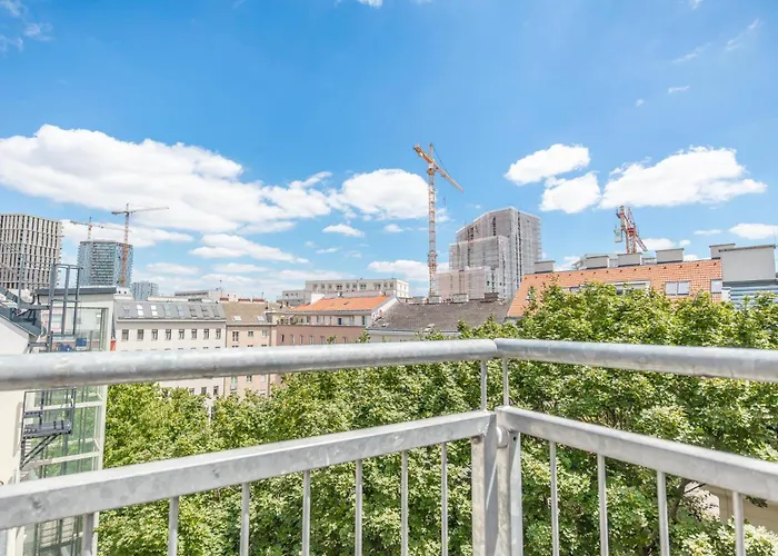 Appartement Comfy 3 Bedroom With Living And Balcony Near Park *