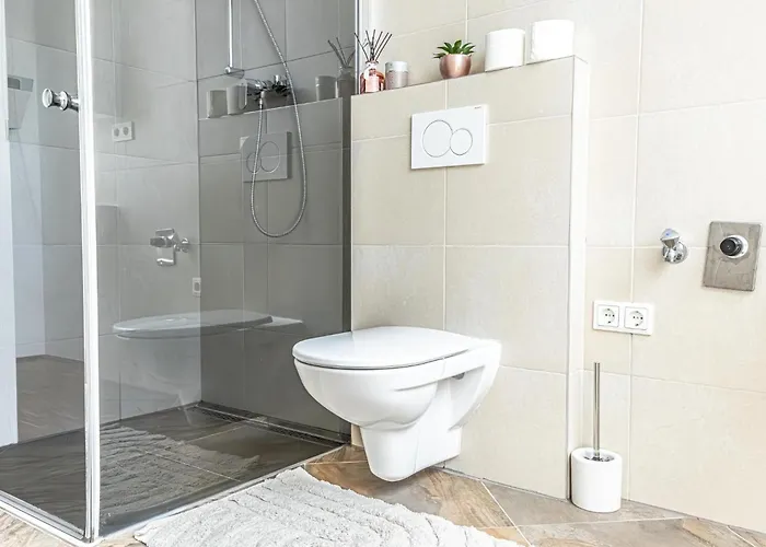 Comfy 3 Bedroom With Living And Balcony Near Park Appartement Wenen
