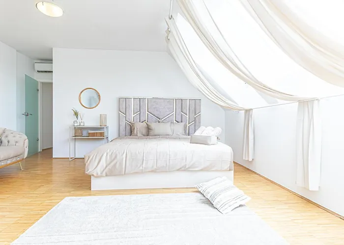 Comfy 3 Bedroom With Living And Balcony Near Park Wenen