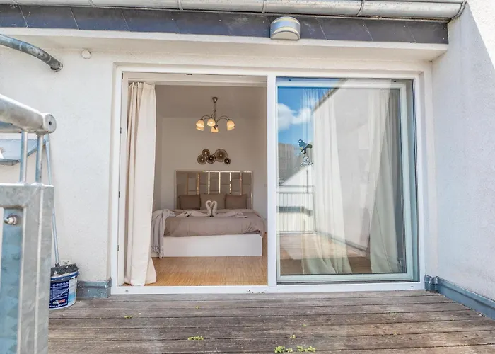 Comfy 3 Bedroom With Living And Balcony Near Park