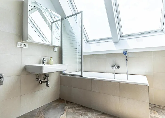 Comfy 3 Bedroom With Living And Balcony Near Park Appartement