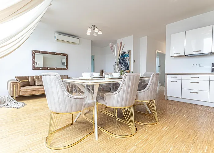 Appartement Comfy 3 Bedroom With Living And Balcony Near Park