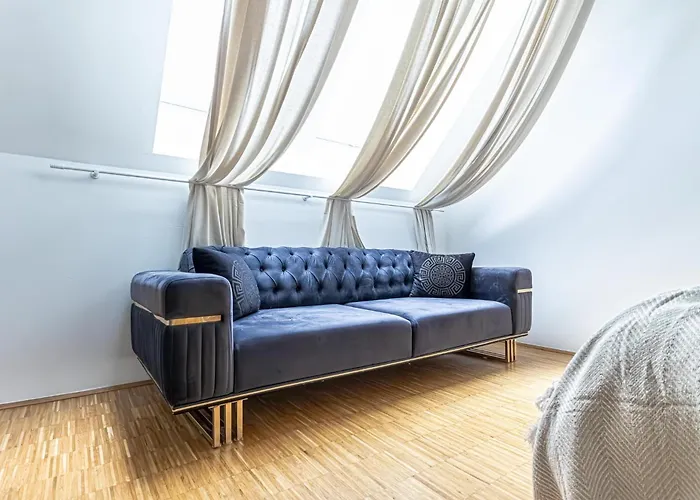 Comfy 3 Bedroom With Living And Balcony Near Park Appartement *