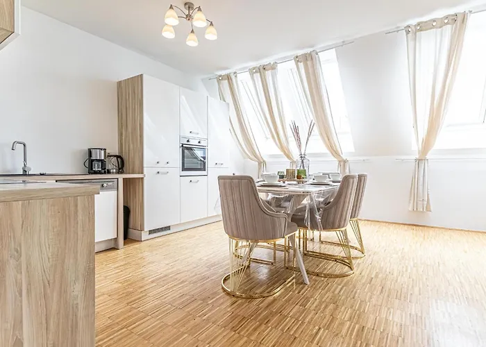 Comfy 3 Bedroom With Living And Balcony Near Park Wenen