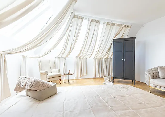 Comfy 3 Bedroom With Living And Balcony Near Park