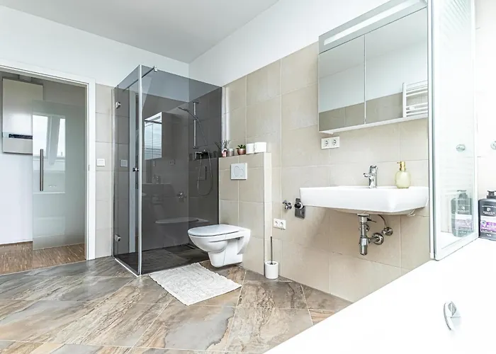 Appartement Comfy 3 Bedroom With Living And Balcony Near Park