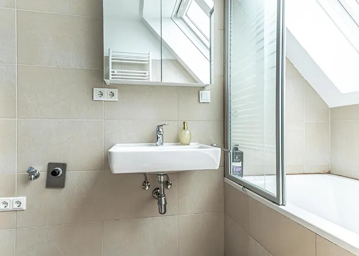 Comfy 3 Bedroom With Living And Balcony Near Park Appartement Wenen