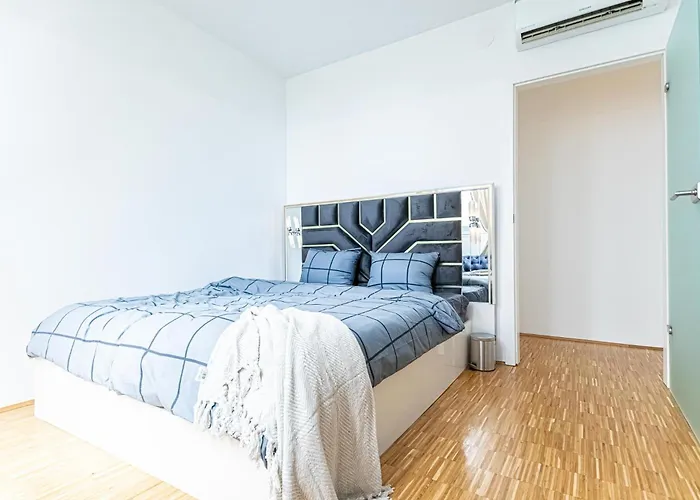 Appartement Comfy 3 Bedroom With Living And Balcony Near Park Wenen