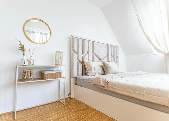 Comfy 3 Bedroom With Living And Balcony Near Park