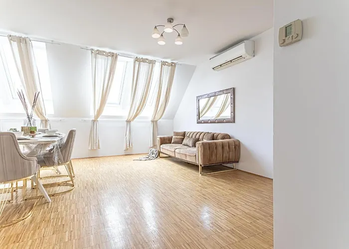 Comfy 3 Bedroom With Living And Balcony Near Park Appartement