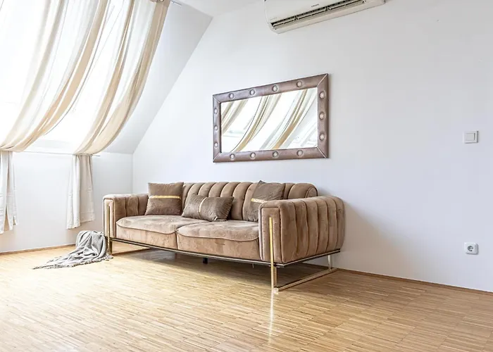 Comfy 3 Bedroom With Living And Balcony Near Park Appartement Wenen
