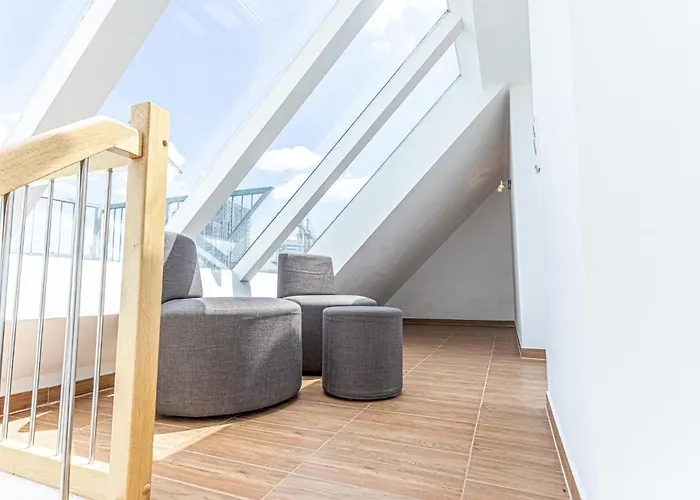 Comfy 3 Bedroom With Living And Balcony Near Park *