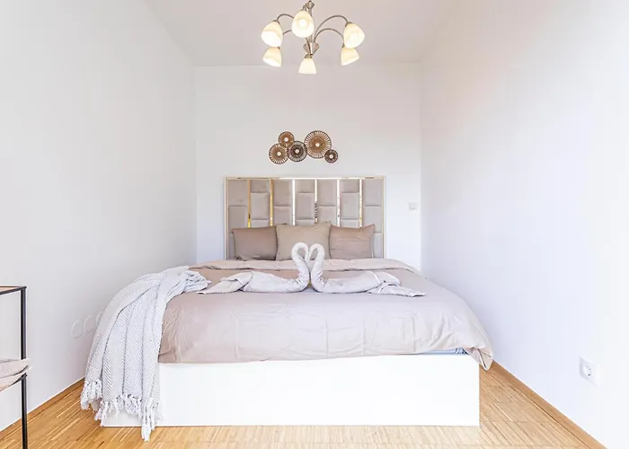 Comfy 3 Bedroom With Living And Balcony Near Park Wenen