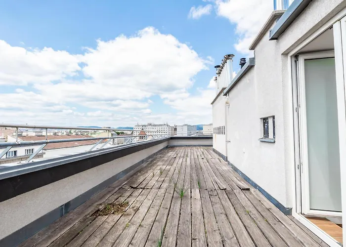 Comfy 3 Bedroom With Living And Balcony Near Park