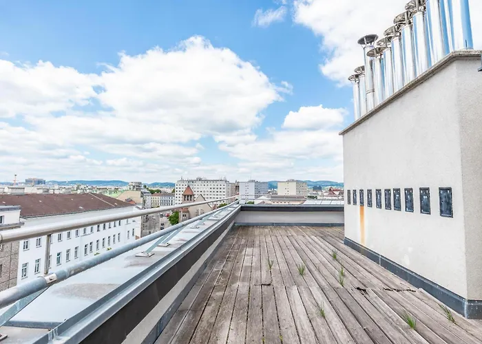 Comfy 3 Bedroom With Living And Balcony Near Park Appartement Wenen