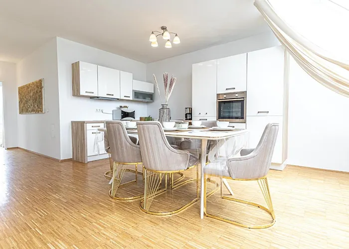 Comfy 3 Bedroom With Living And Balcony Near Park Appartement