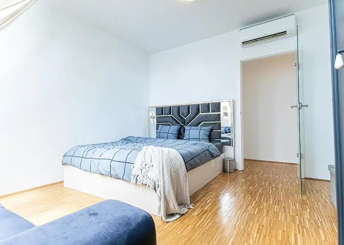 Comfy 3 Bedroom With Living And Balcony Near Park Appartement *