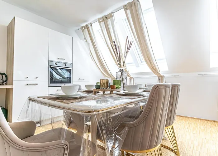 Comfy 3 Bedroom With Living And Balcony Near Park *