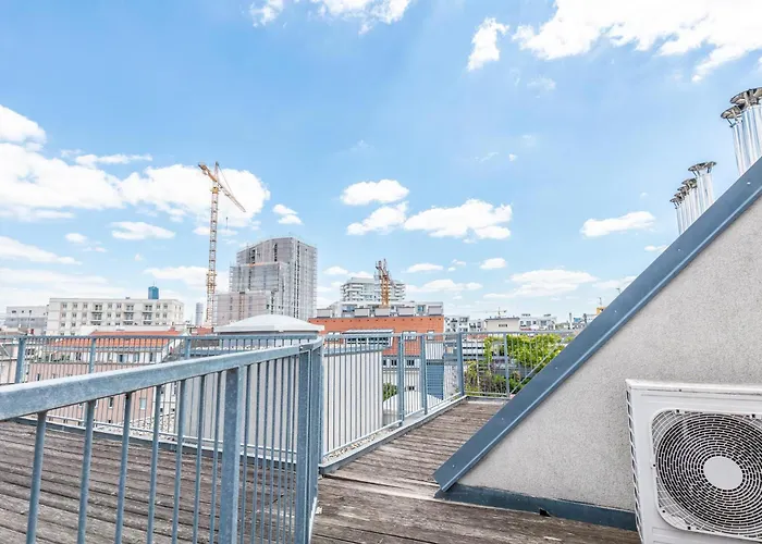Comfy 3 Bedroom With Living And Balcony Near Park Appartement *