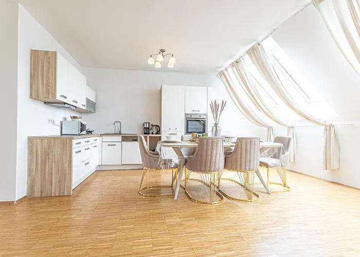 Comfy 3 Bedroom With Living And Balcony Near Park
